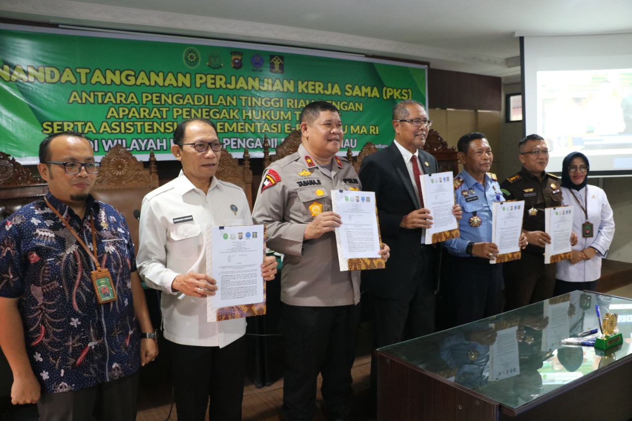 DUKUNG IMPLEMENTASI APLIKASI E-BERPADU, KANWIL KEMENKUMHAM RIAU TANDA TANGANI MOU DENGAN PENGADILAN 