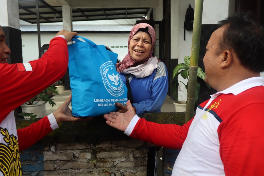 Jalan Santai Berbagi Kasih, Lapas Pancur Batu bersama DWP Gelar Baksos Door To Door Ke Rumah Warga