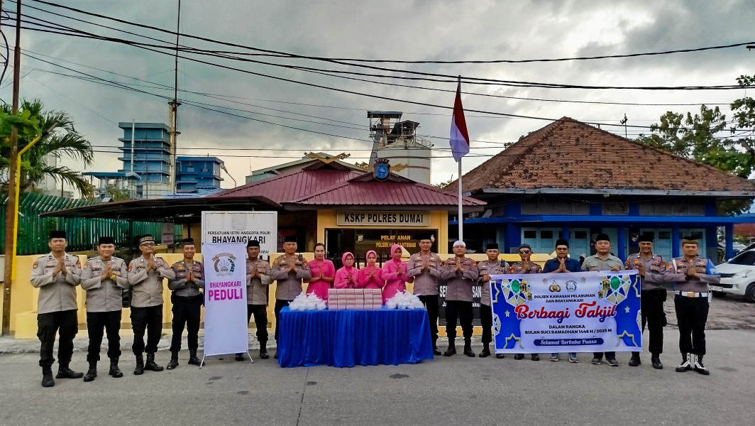 Polsek KSKP Akp Rudi Artono Sitinjak SH. Berbagi Takjil Didepan Mako KSKP Dumai Bersama Anggota