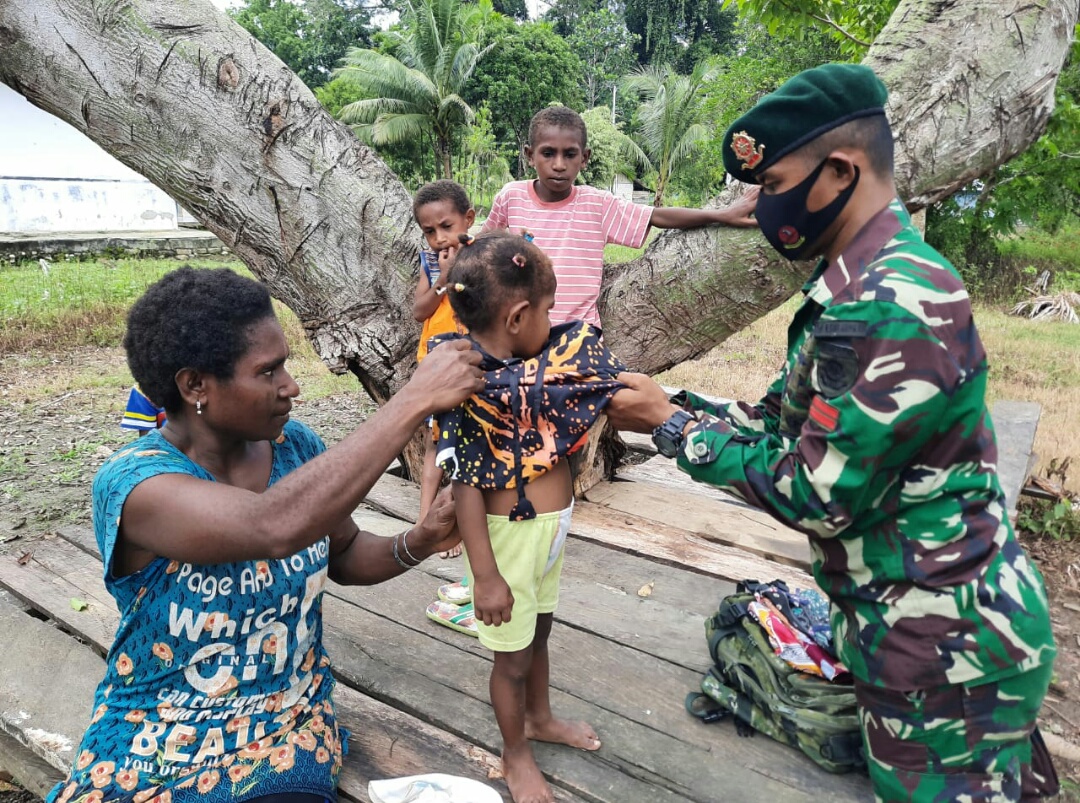 Kenalkan Budaya Jawa Pada Anak Papua, Satgas Yonif MR 413 Kostrad Berikan Baju Batik Solo