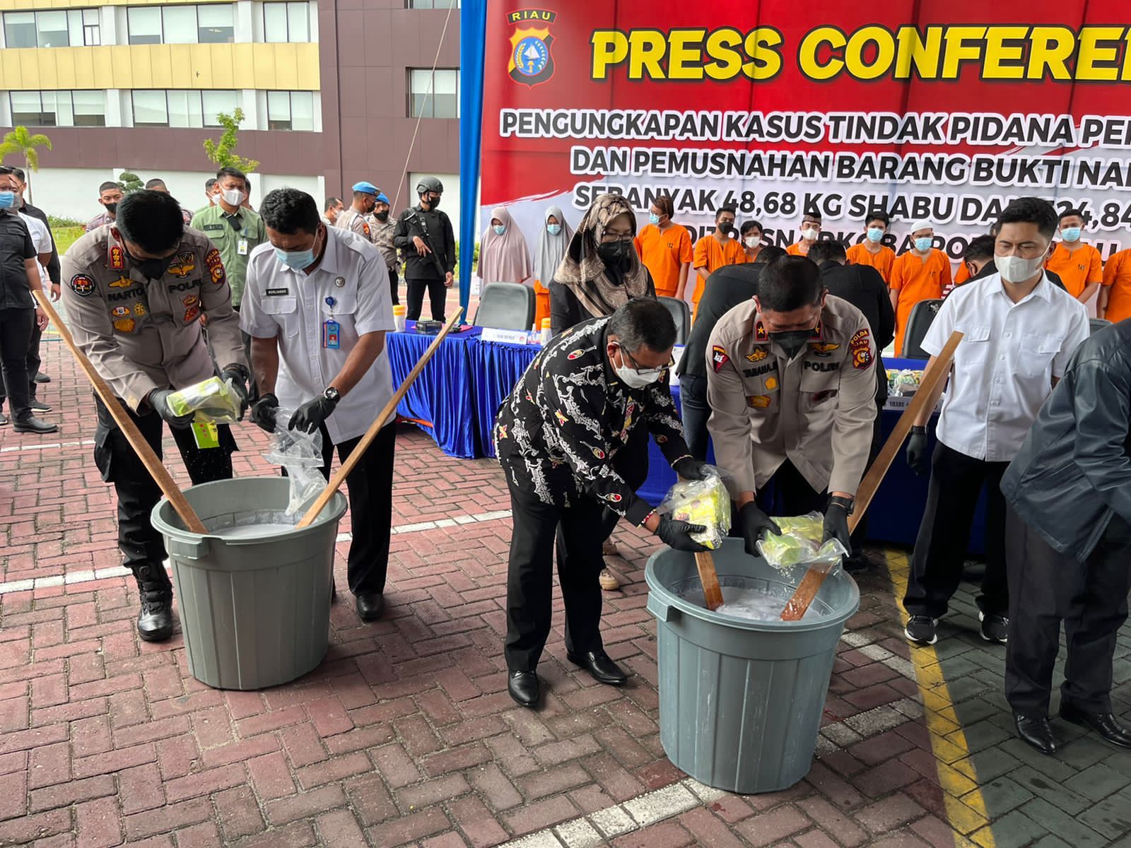 Polda Riau Musnahkan 48,68 KG Sabu, 14 Pelaku Digulung.