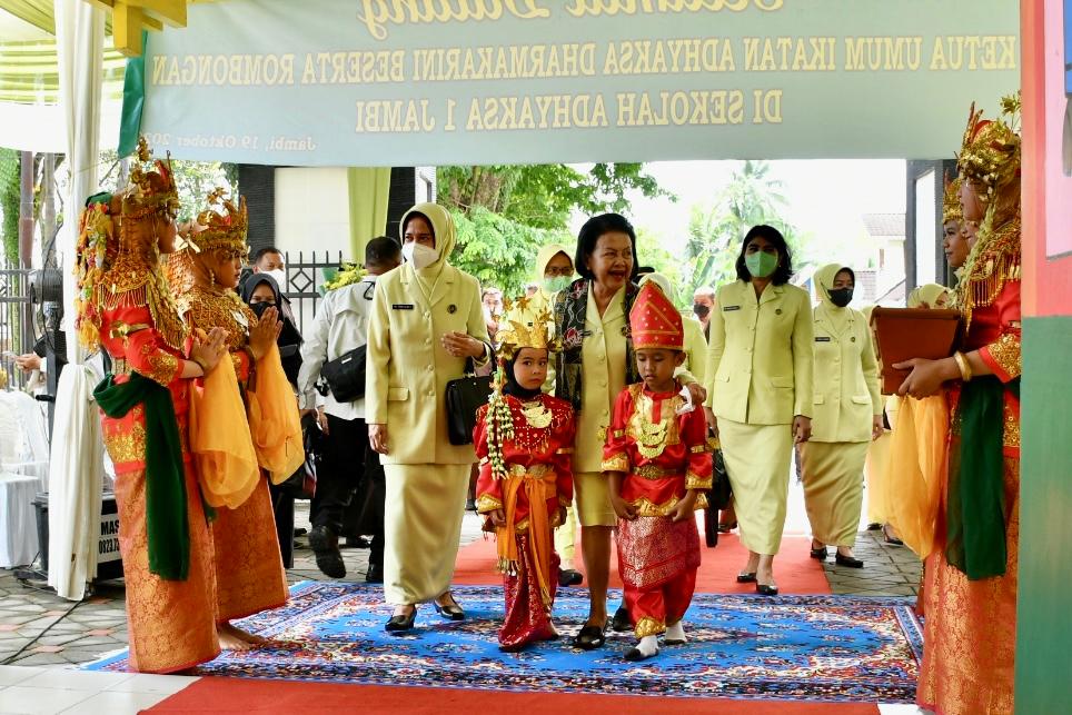 TK ADHYAKSA JAMBI DIKUNJUNGI IBU KETUA UMUM IAD