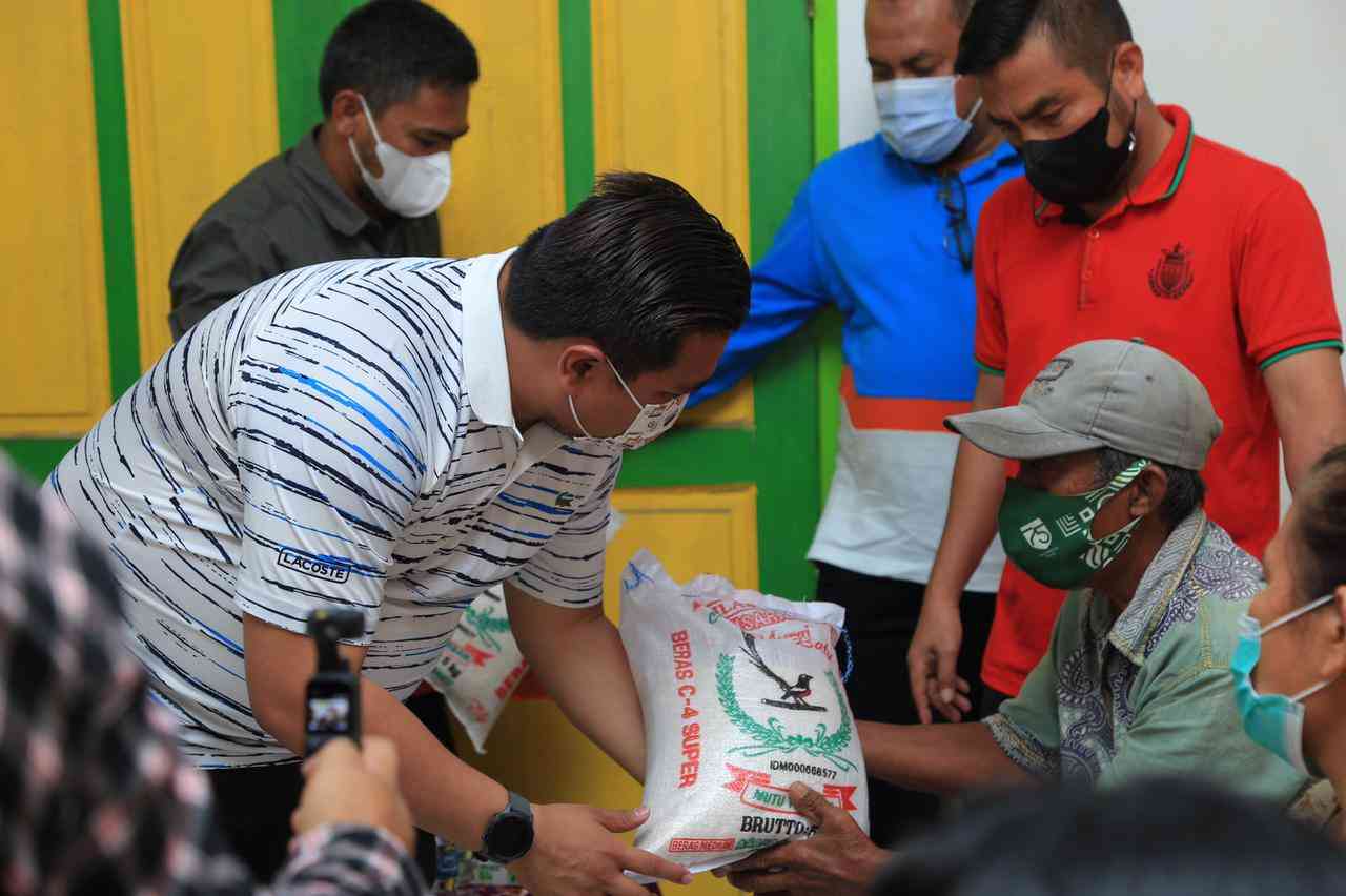 Bupati Labura serahkan 300 paket sembako bantuan dari PT SOCFINDO