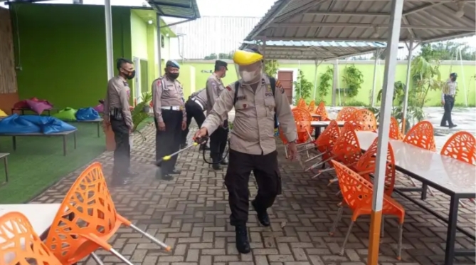 Mata Rantai Penyebaran Covid-19 Polsek Beringin Polresta Deli Serdang Bagikan Masker dan Semprot Cai