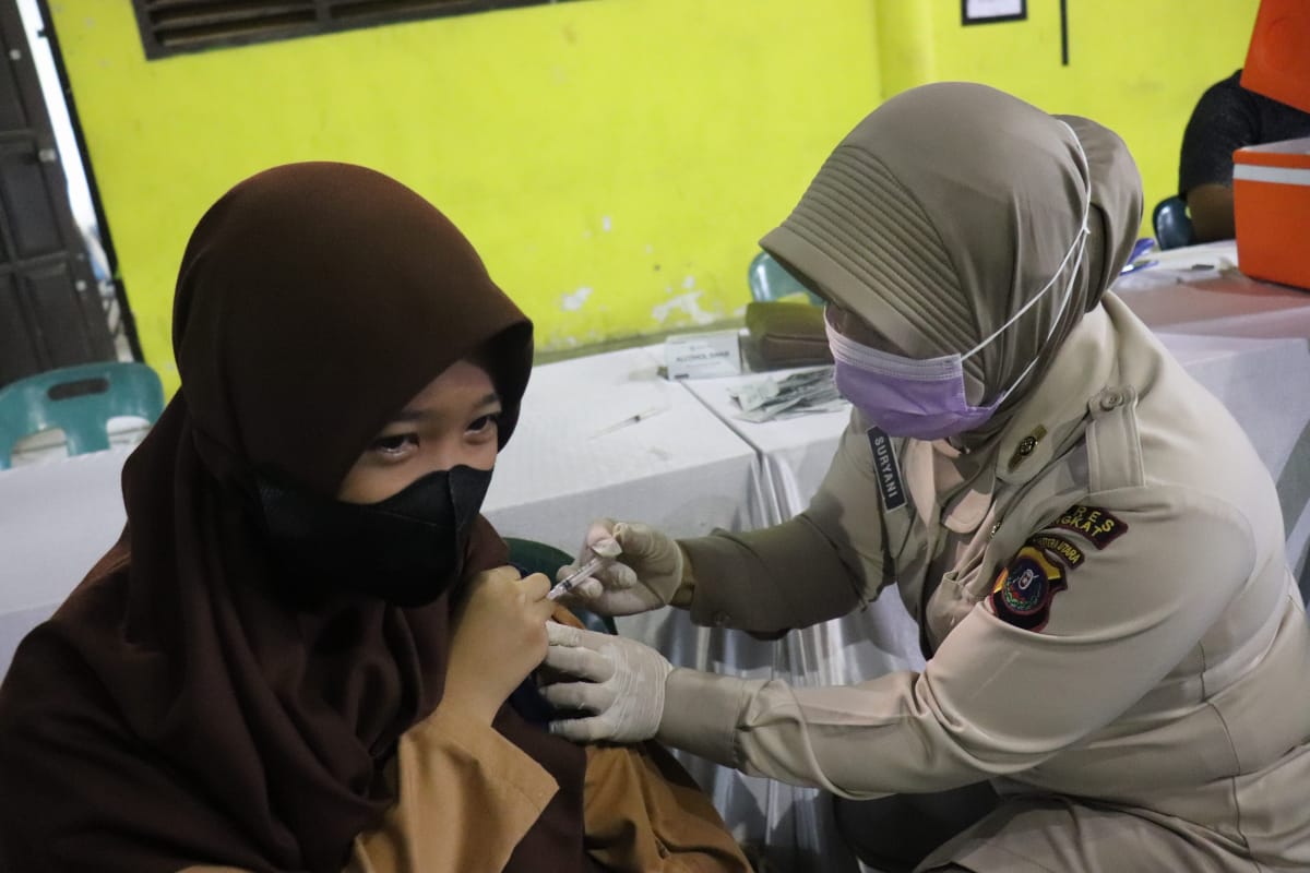 Warga dan Pelajar Antusias Ikuti Vaksinasi Massal Dosis ke 1 dan 2 FKTP Polres Langkat