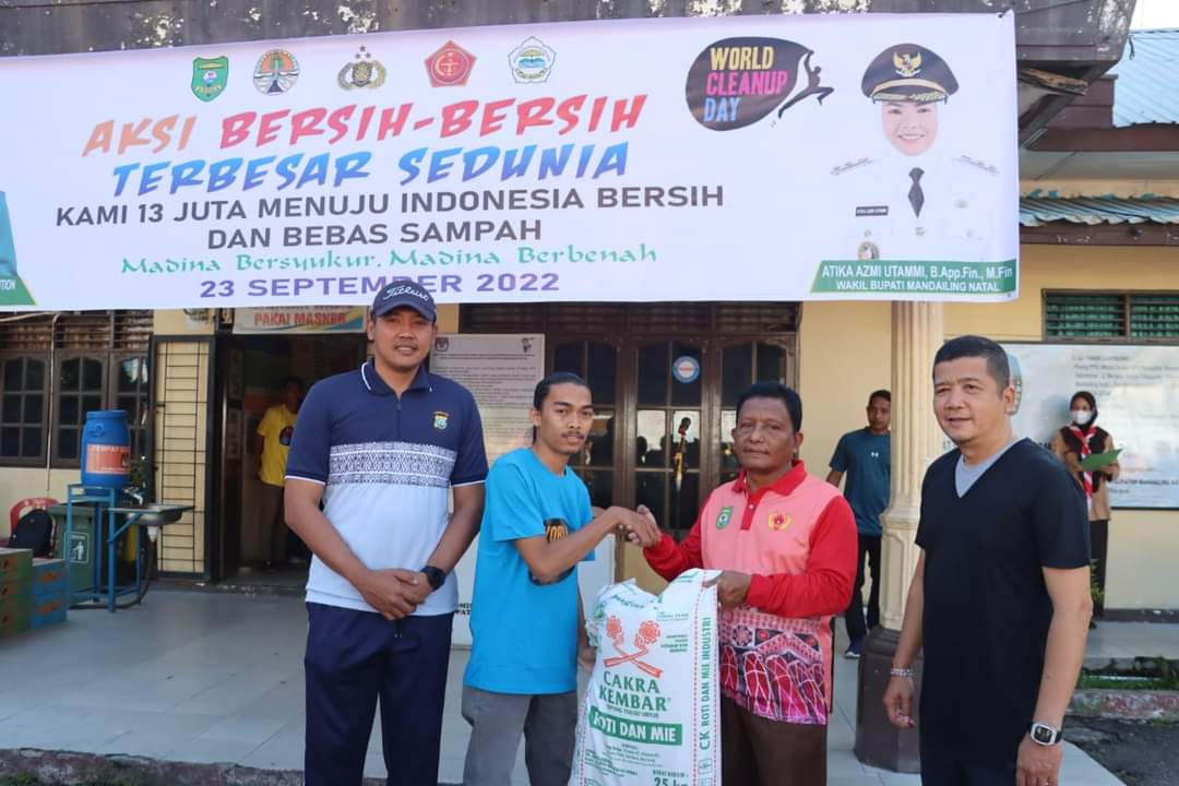 Polres bersama Pemerintah Daerah Kabupaten Mandailing Natal Gelar Kegiatan Jumat Bersih