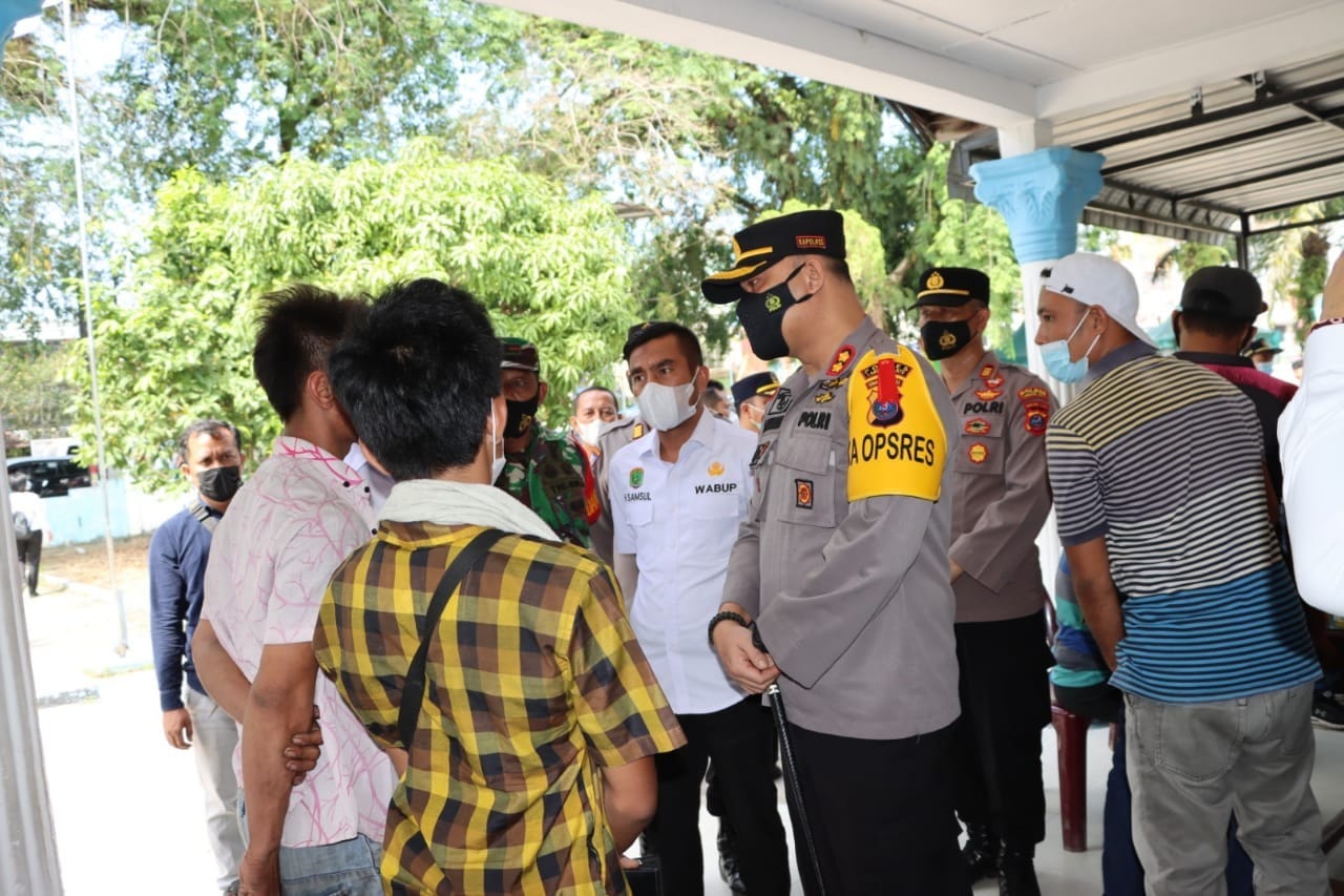 75 personel Gabungan Polres Labuhanbatu, periksa urine Supir dan kartu Vaksin penumpang bus