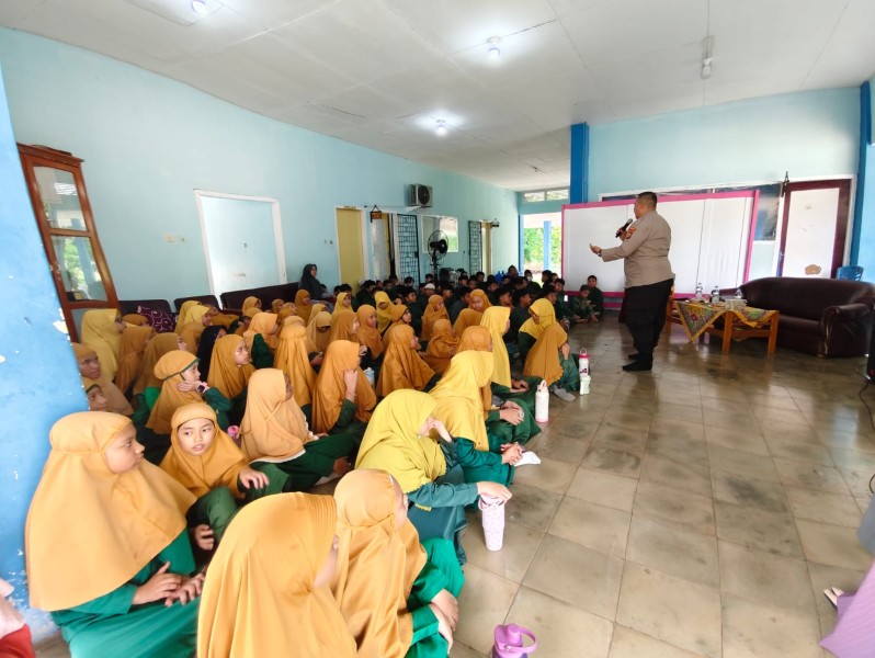 Tekan Pengaruh Gadget Yang Berlebihan Serta Sampaikan Bahaya Narkoba, Sat Binmas Polres Dumai Laksanakan Giat di Sekolah
