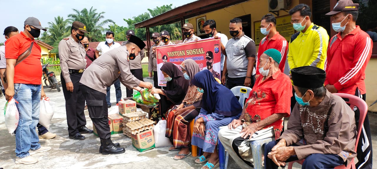 Polsek Panai Tengah melaksanakan kegiatan sosial Jumat Berkah.