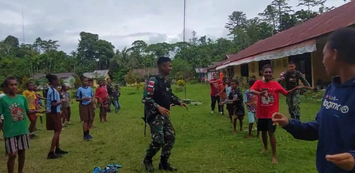 JAGA TUBUH TETAP SEHAT, ANGGOTA SATGAS PAMTAS RI-PNG YONIF 711/RAKSATAMA AJAK ANAK-ANAK SENAM BERSAM