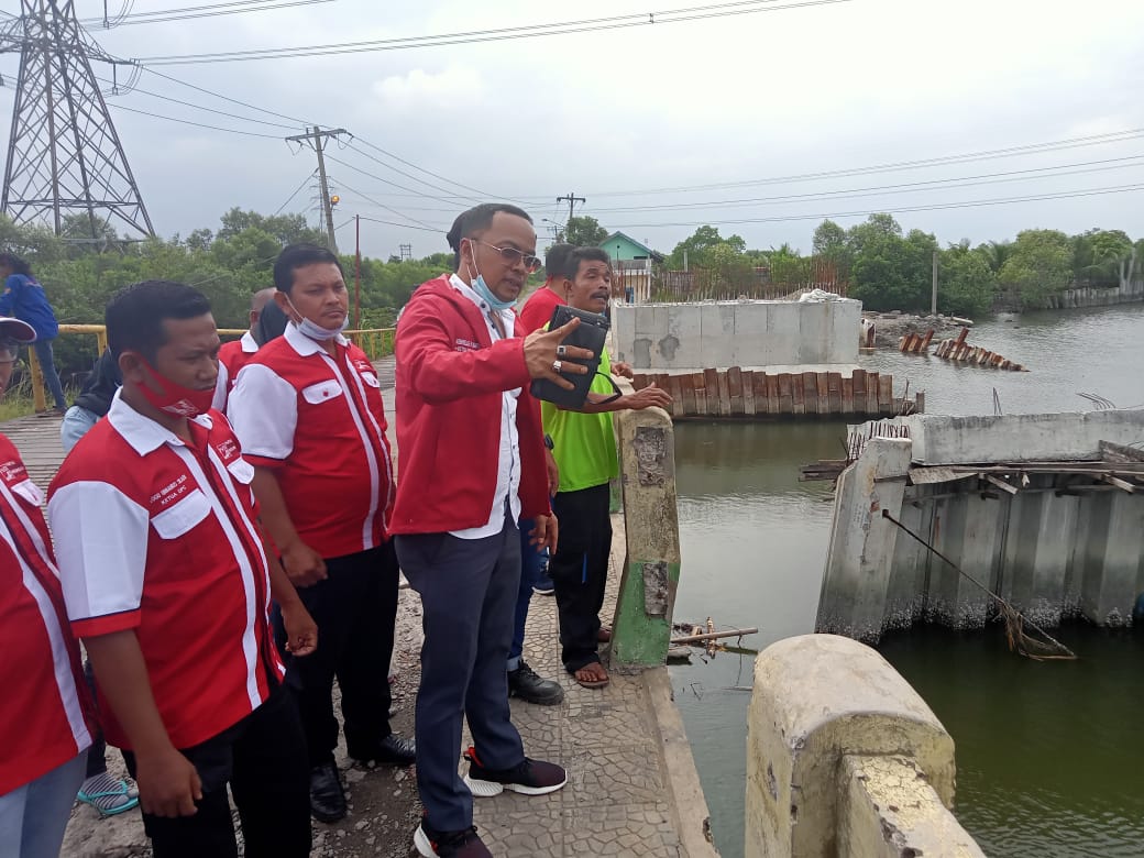 Jembatan Titi Dua Secanang Mangkrak,Anggota DPRD Kota Medan Dari PSI Tinjau Lokasi