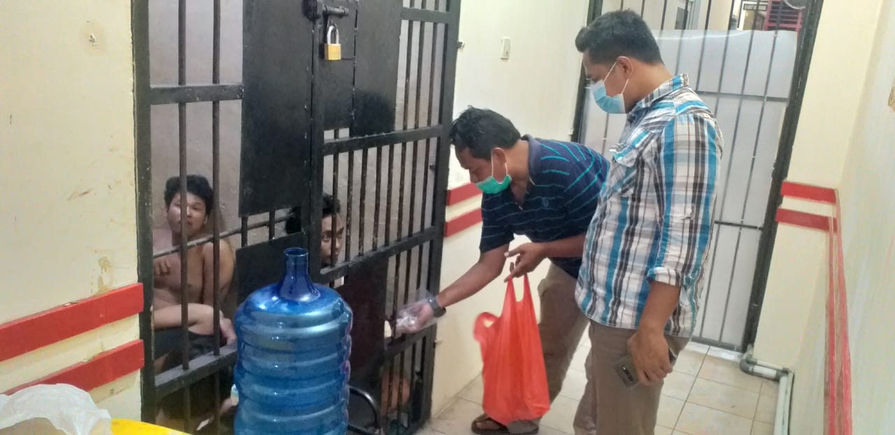 Peduli Sesama, Kanit Reskrim Polsek Medan Baru Iptu Irwansyah Sitorus Bagikan Makan Siang Tahanan