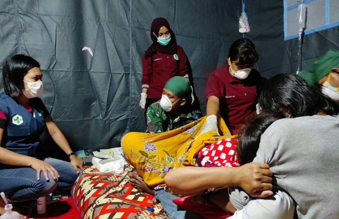 Satgas Kesehatan TNI Bantu Proses Persalinan Warga Korban Bencana di Tenda Posko Gempa Sulbar