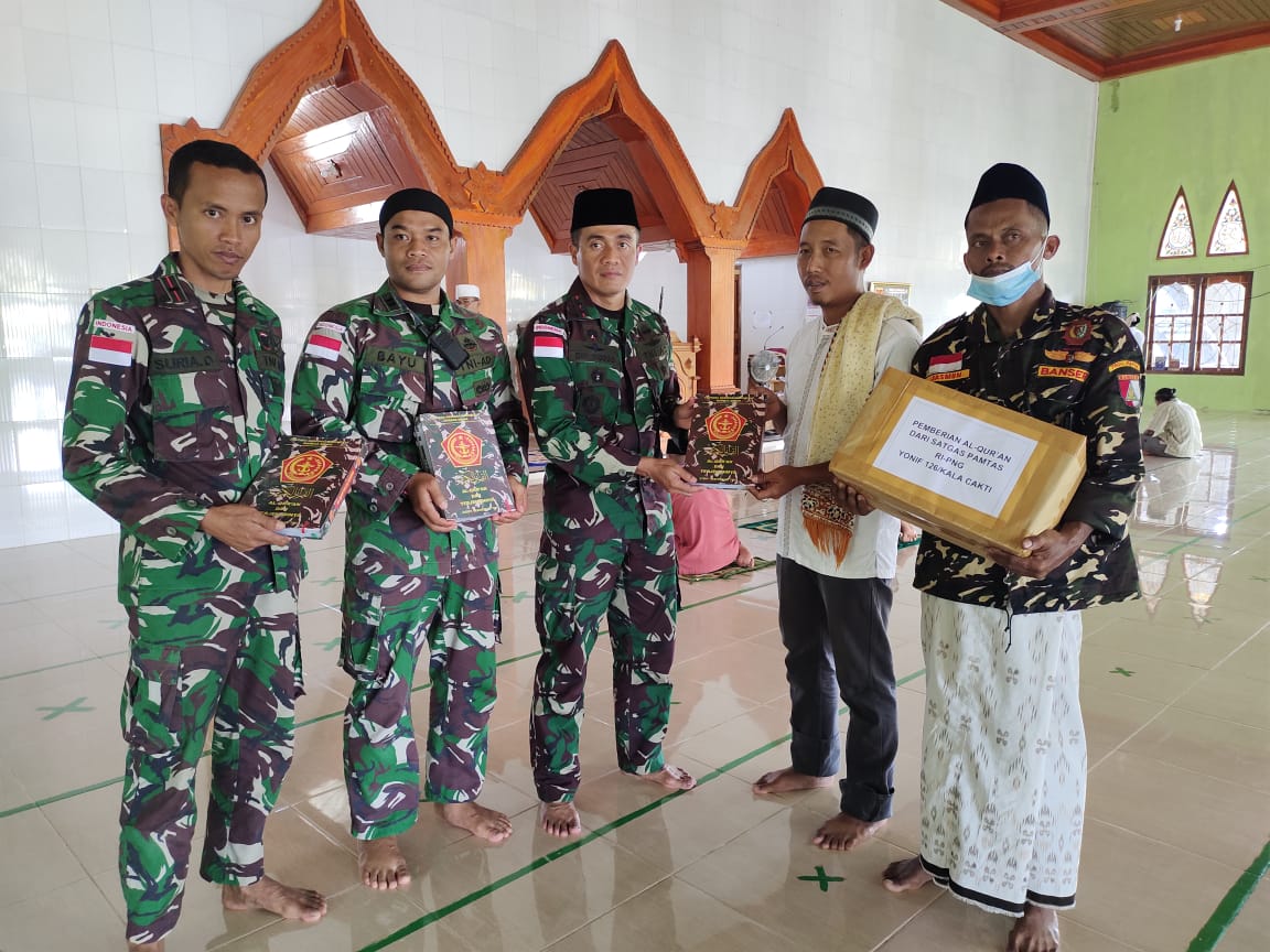 Jumat Berkah, Satgas Pamtas Yonif 126/KC Berikan Al Qur’an kepada Masyarakat Muslim di Perbatasan Pa