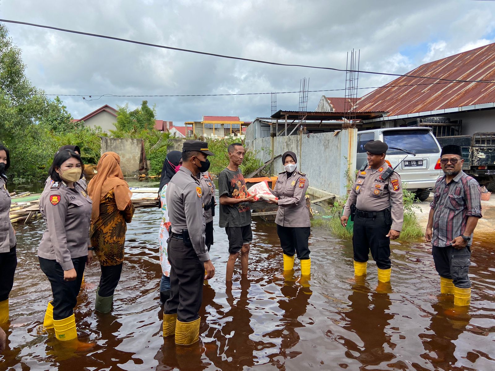 Polsek Sejajaran Polres Dumai Bantu dan Bagikan Sembako kepada Warga Terdampak Banjir