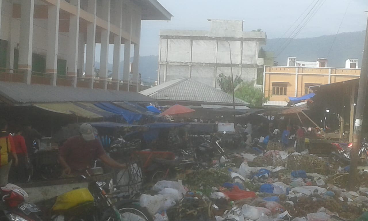 Lapor Pak Bupati, Sampah Menumpuk di Pasar Glugur Rantauprapat