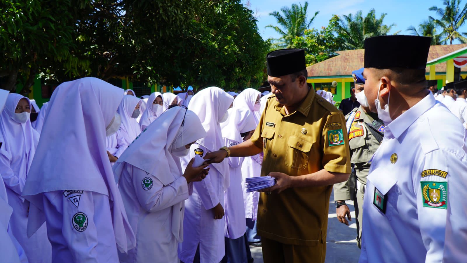 Syah Afandin Serahkan Tali Asih untuk Siswa MAN 3 Langkat