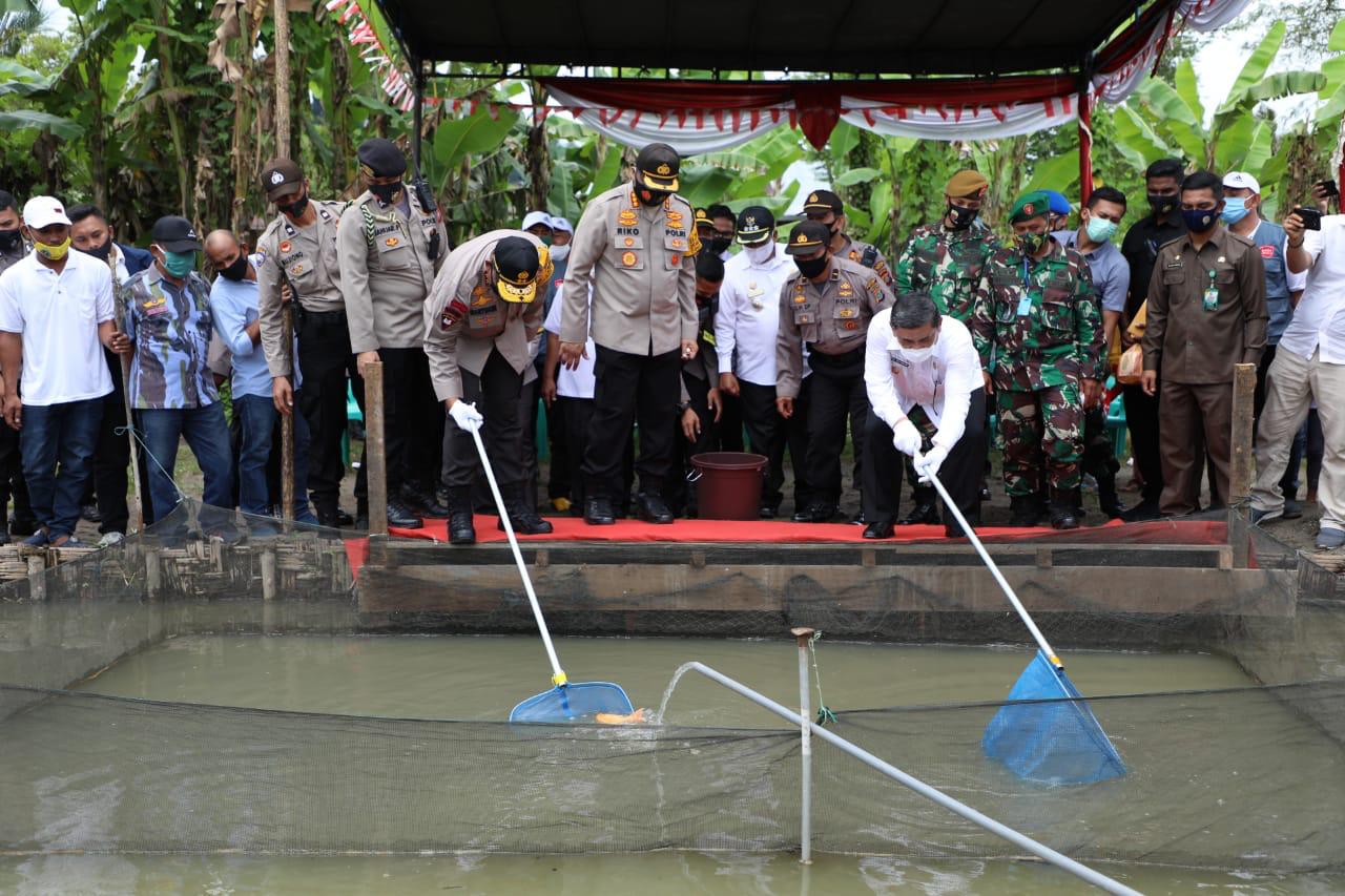 Setelah Panen Ikan, Kapolda Sumut Serahkan Puluhan Ribu Benih untuk Kolam Kampung Paten Peduli Sehat