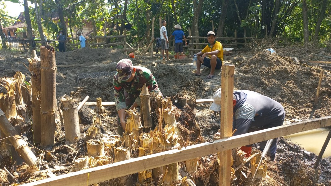 Hadapi Akar Bambu yang Kuat, Penggalian Abutmen Jembatan Garuda Cerme Tetap Melaju Berkat Gotong Royong