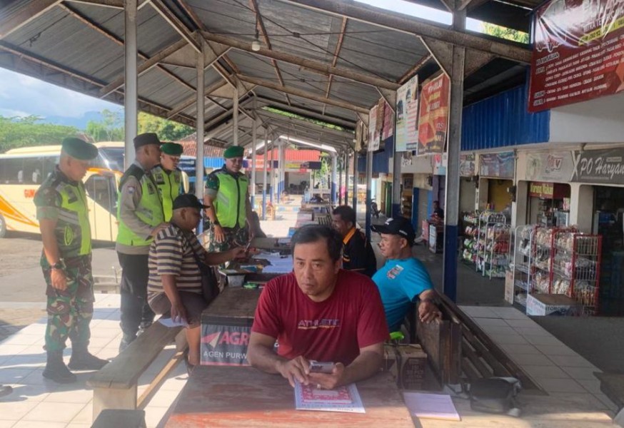 Babinsa Bersama Petugas Gabungan Pantau Langsung Arus Balik