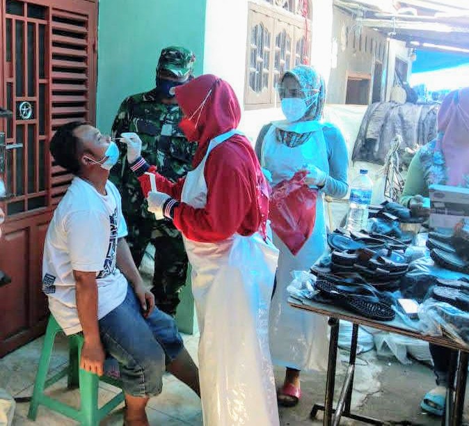 Babinsa Koramil 09/TM Dampingi Petugas Puskesmas Swab Pedagang Pekan Tradisional Sialang Buah.