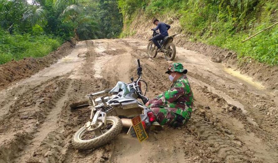 Jatuh Bangun di Jalan Berlumpur, Satgas TMMD Kodim 0204/DS Tetap Tunaikan Bakti TNI Membangun Negeri