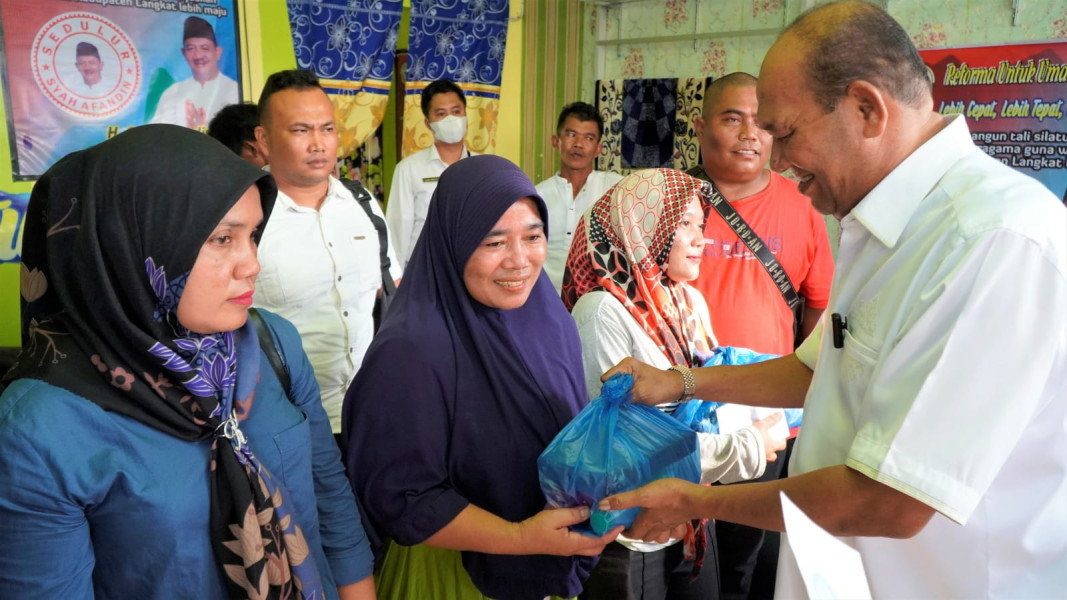 Syah Afandin Bagikan 300 Paket Sembako untuk Masyarakat Terdampak Abu Pembangunan Tol
