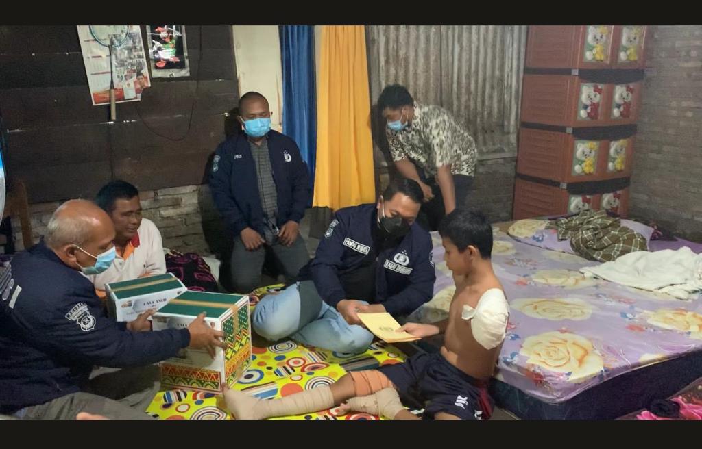 Sambangi Korban Tersengat Kabel Listrik, Kasat Reskrim AKP Pandu Winata Berikan Santunan 