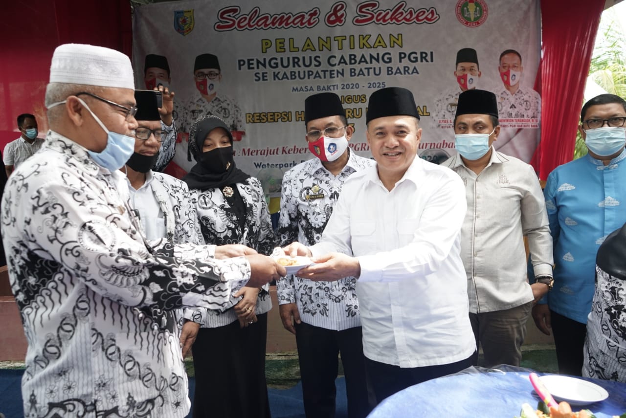 Kadisdik Dan Bupati Batu Bara Mengucapkan Rasa Terimakasih  Seragam Sekolah Bagi Siswa Baru 