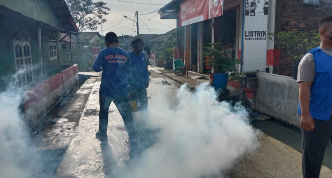 Antisipasi Demam Berdarah Di musim Penghujan , Team Relawan Wak Young Gelar Fogging Di Bagan Deli