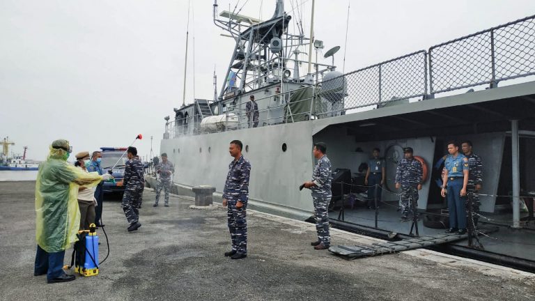 Seluruh Personel  Kapal KRI Barakuda - 633 Sandar Di Dermaga Belawan,Di lakukan Pengecekan Tubuh