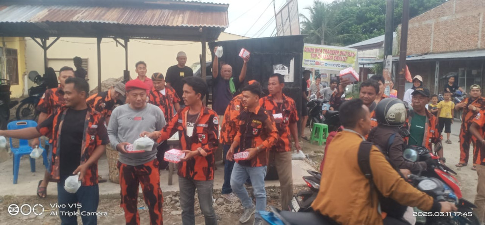 Indahnya Kebersamaan, Ketua PAC PP Pancur  Batu Berbagi Takjil Dii Desa Sukaraya