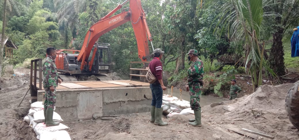 TMMD ke-111 Kodim 0204/DS, Cegah Longsor, Beckhoe Excavator Urug Tebing Jalan