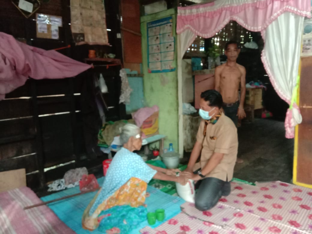 Baksos Ketua IWO Sergai Kunjungi Desa Pekan Tanjung Beringin  Dua Janda Tua  Menangis Haru