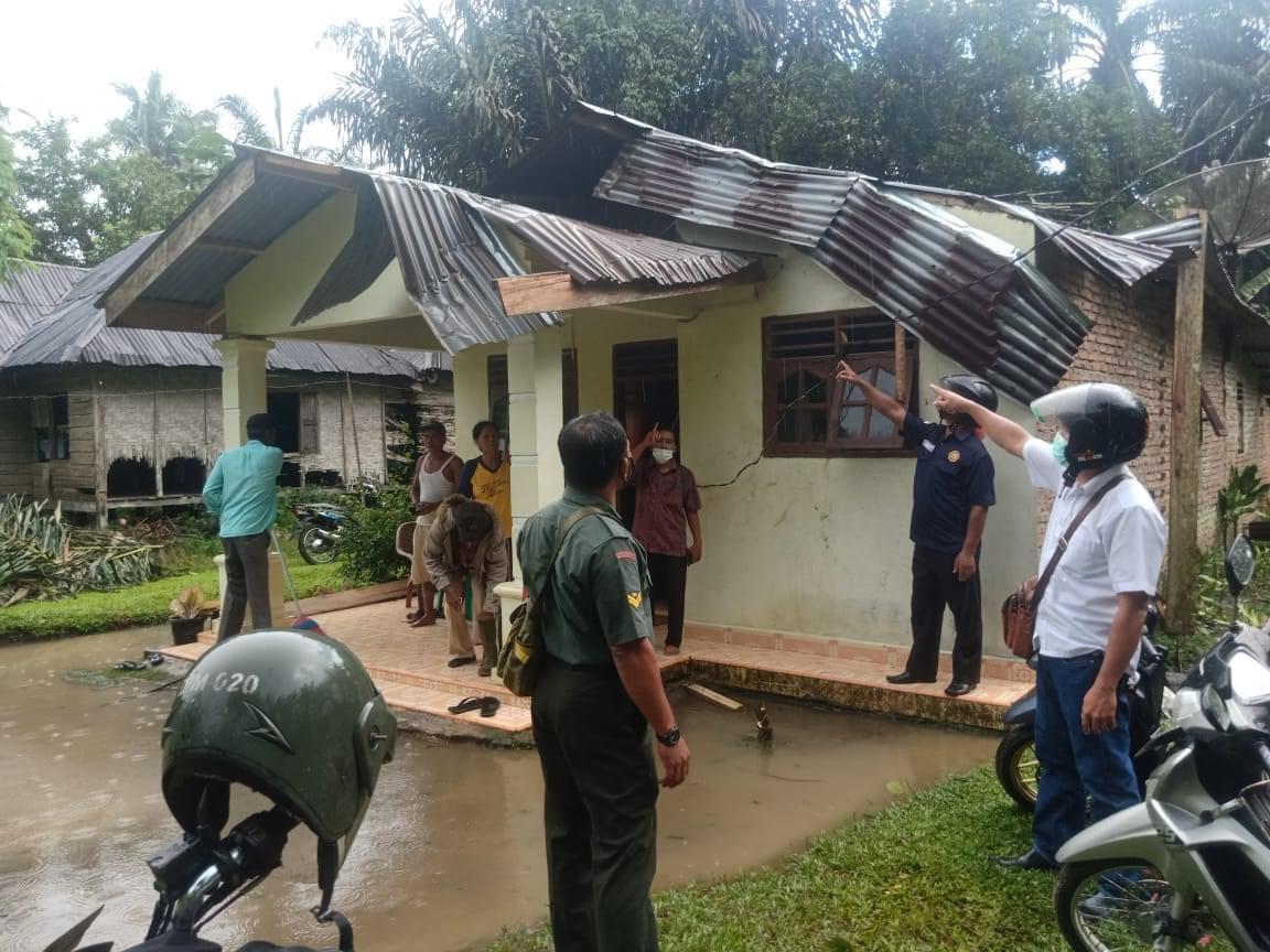 Babinsa Koramil 10/TJ Bantu Warga Terdampak Puting Beliung