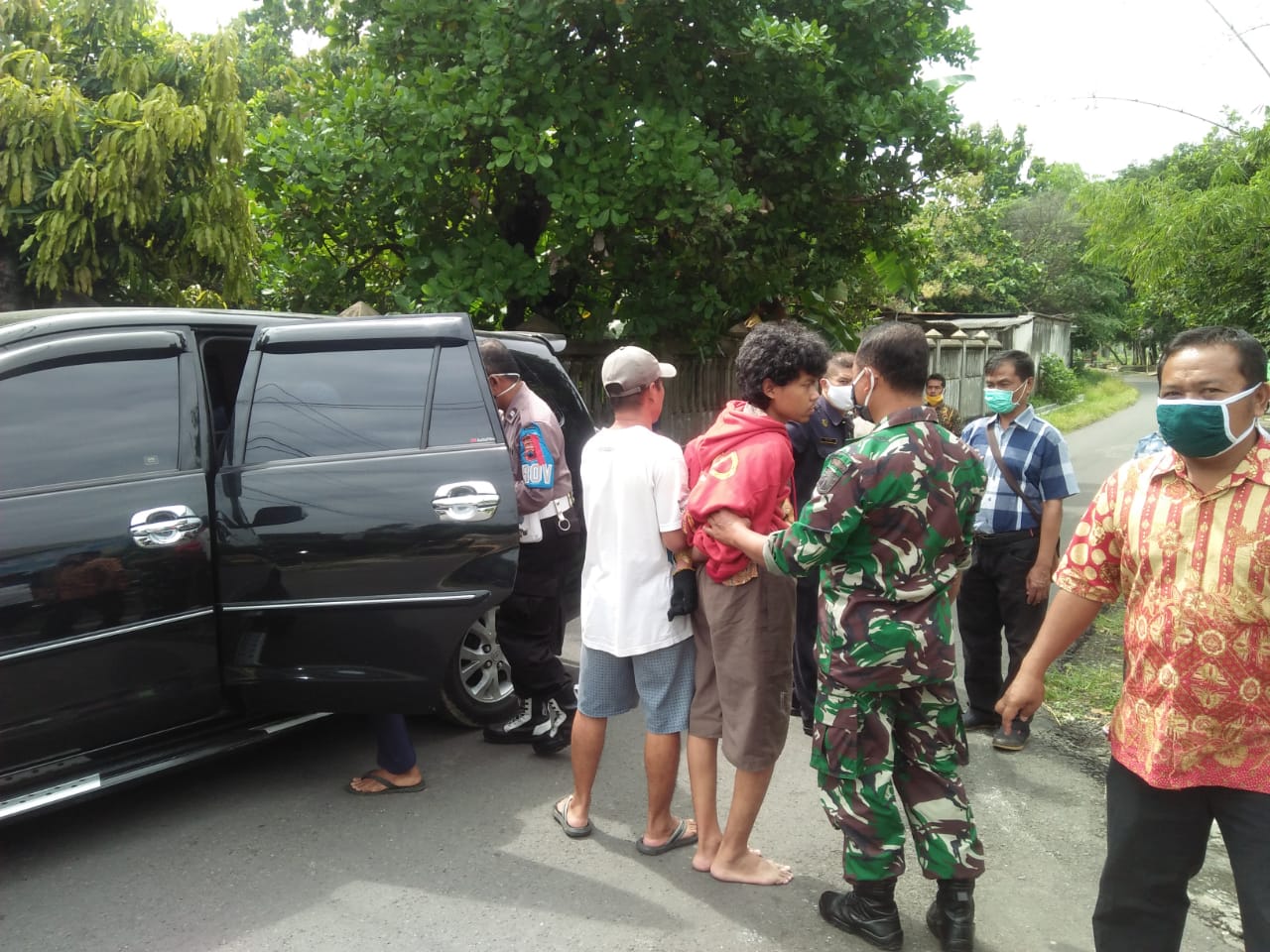 Babinsa Banyak Koramil 08/Banyudono Kodim 0724/Boyolali Bantu Evakuasi Warganya Yang Depresi    