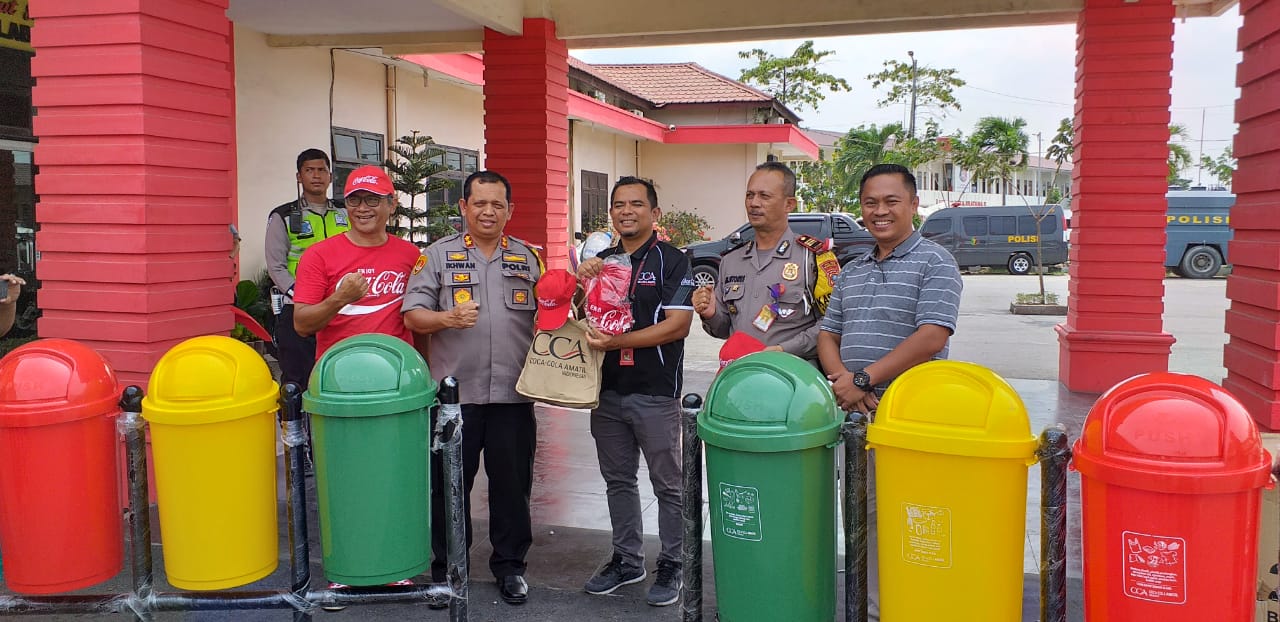 Sinergitas Polres Belawan, PT. Coca-Cola Amatil Indonesia Sumbang 30 Unit Tempat Sampah