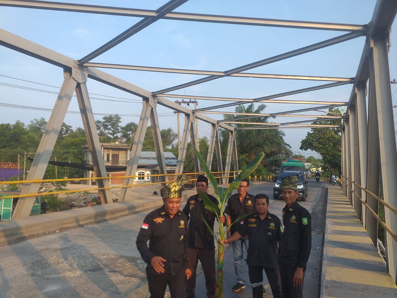 Jembatan Tak Kunjung Diperbaiki,LLMB Sungai Sembilan Lakukan Aksi Penanaman Pohon Pisang