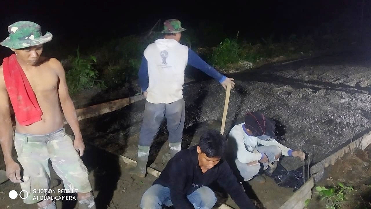 Kejar Tayang Jalan Cor Beton,  Satgas TMMD Kodim 0204/DS Abaikan Dinginnya Malam  