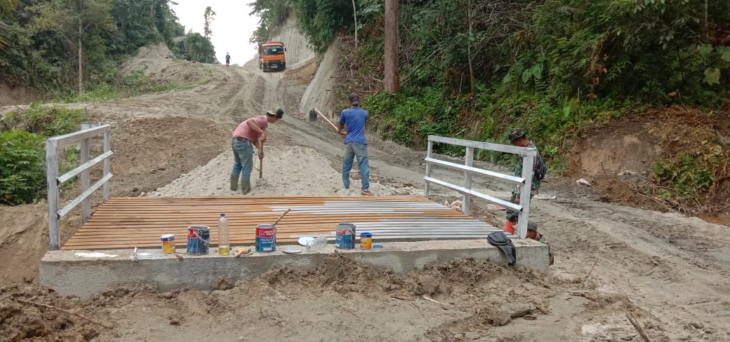 Warga Antusias Ikut Bantu Satgas TMMD Selesaikan Pembuatan Jembatan 