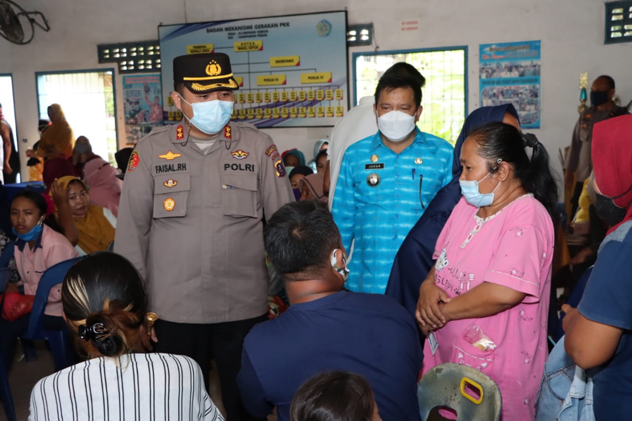Kapolres Pelabuhan Belawan Tinjau Langsung Vaksinasi di Hamparan Perak
