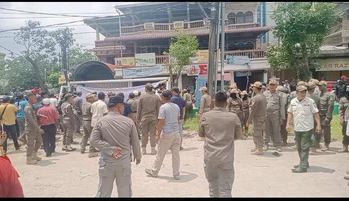 Lakukan Penertiban Lapangan Sejati Medan Johor, Puluhan Petugas Satpol PP Bentrok dengan Masyarakat