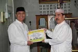 Walikota Medan Safari Subuh dan Serahkan Bantuan Dana Kemakmuran Mesjid Al-Ikhlas