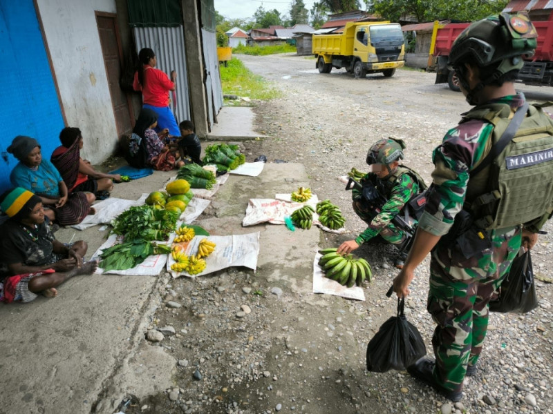 Warga Muara Sambut Gembira Rosita Marinir Habema