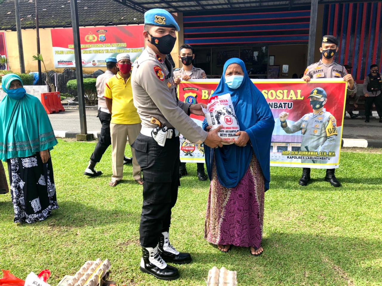 12 Keluarga dari kurang mampu mendapat bantuan dari Sipropam Polres Labuhanbatu 