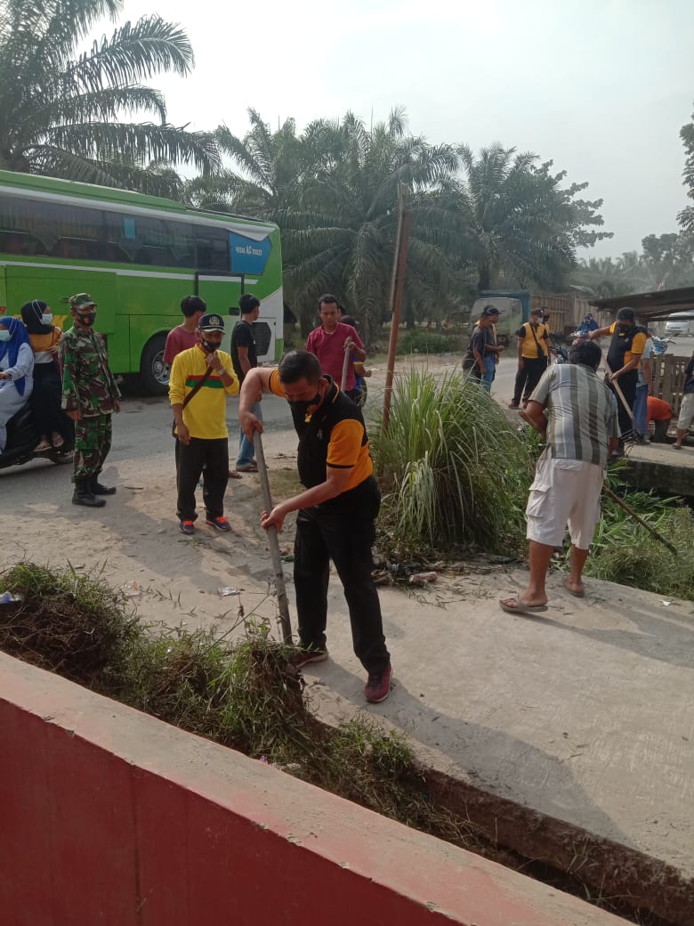 Polsek Panai Tengah Melaksanakan Kegiatan Gotong Royong di Desa Sei Sentosa 