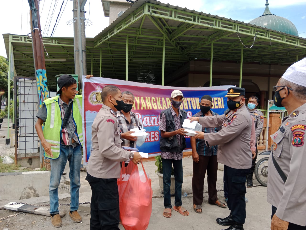 Jumat Barokah, Polres Pelabuhan Belawan bagikan nasi bungkus dan santunan