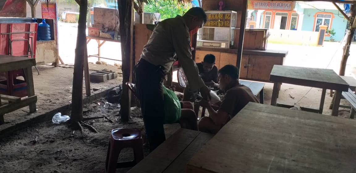 Jelang Penerapan New Normal, Posko COVID19  Polsek Kotarih Baksos Bagikan Nasi Bungkus