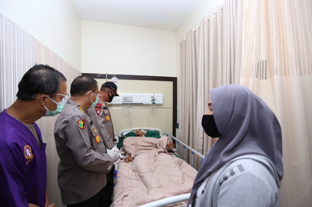 Kapolda Sumut Mengunjungi Aipda Daely Personil Polres Belawan Korban Korban Pembacokan