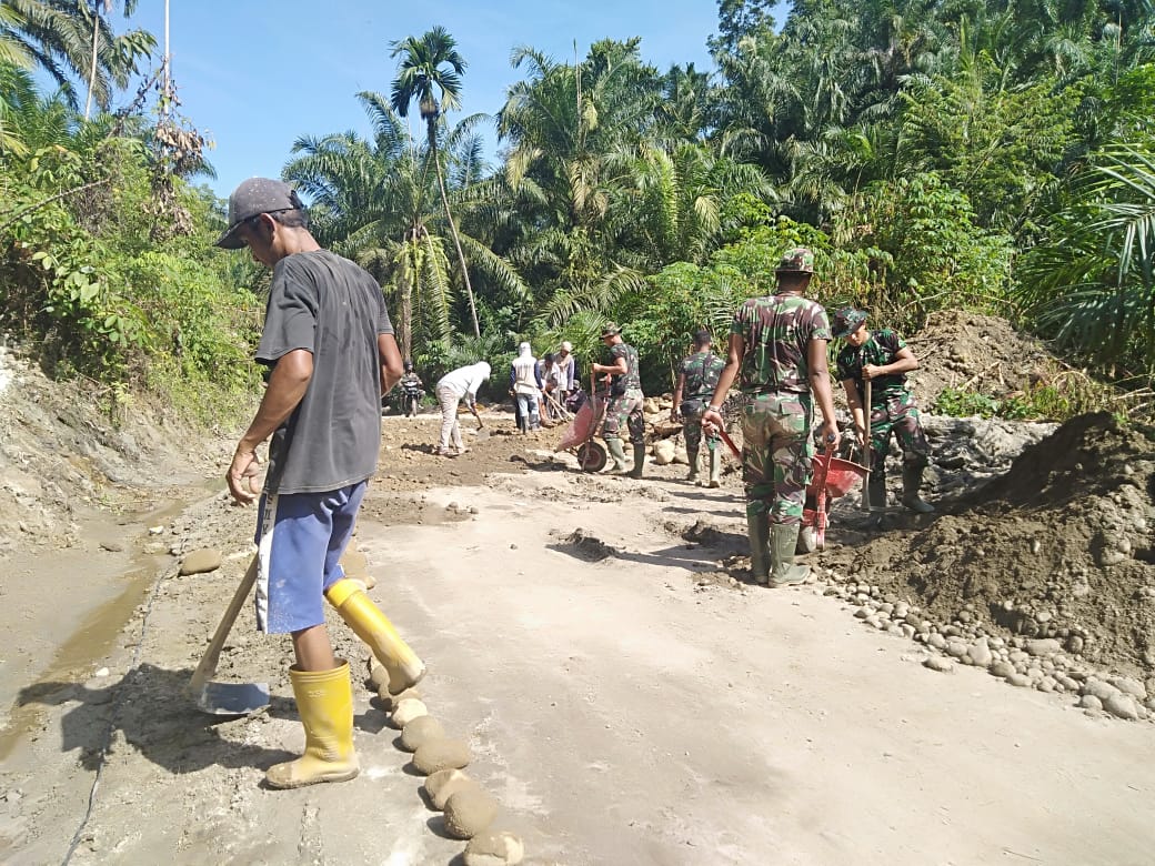 TMMD Kodim 0204/DS Tumbuhkan Budaya Gotong Royong Warga Desa Mabar